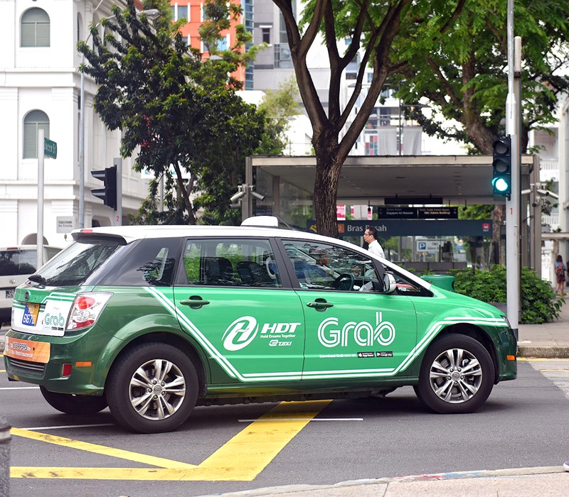 Grab Taxi: Tiện lợi, được giới trẻ ưa chuộng.