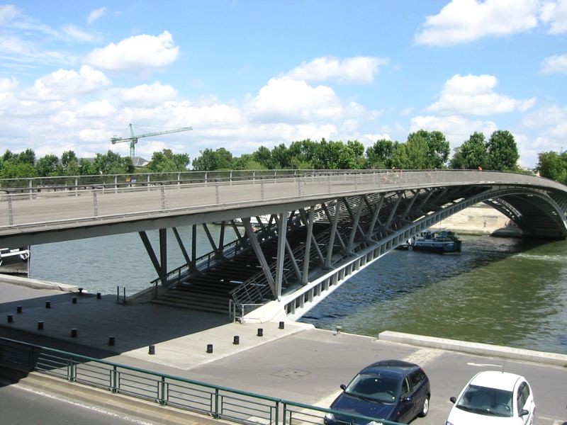 Cầu Passerelle Léopold-Sédar-Senghor thu hút hàng ngàn du khách. (Ảnh: Wikipedia)