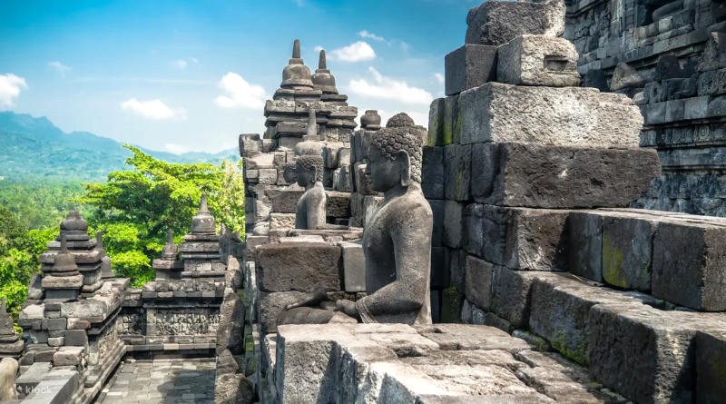 Borobudur, trải qua thăng trầm, giờ đây cổ kính, rêu phong.