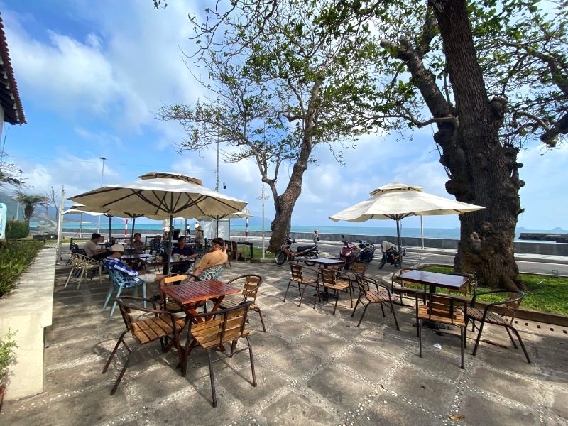 Cafe Côn Sơn: Kem dừa, view biển tuyệt đẹp.