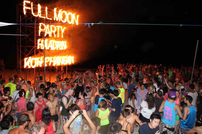 Koh Phangan bừng sáng với Full Moon Party vào mỗi tối.