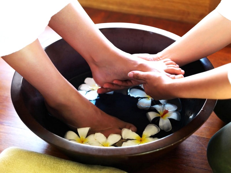 Massage chân và toàn thân với đá nóng và thảo dược, giúp thư giãn tối ưu.