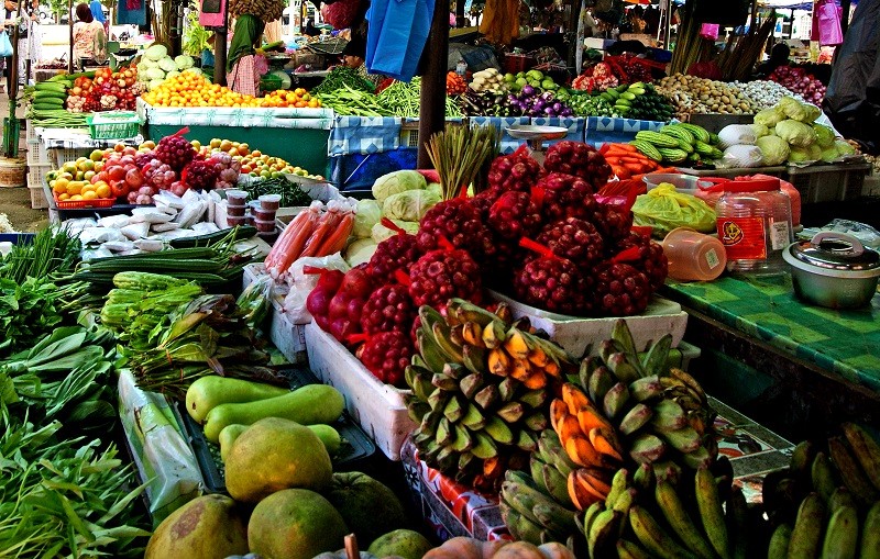 Chợ tấp nập, đủ màu sắc, hàng hóa phong phú. (Ảnh: Bernard Spragg, NZ)