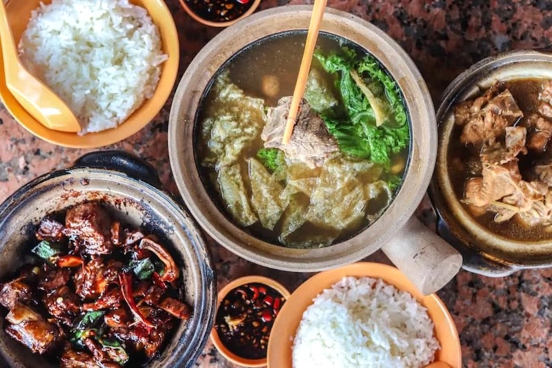 Bak kut teh ở Kota Kinabalu có hương vị độc đáo nhờ sử dụng rễ khô và bạch chỉ Trung Hoa, tạo nên nét đặc trưng riêng của Sabah.