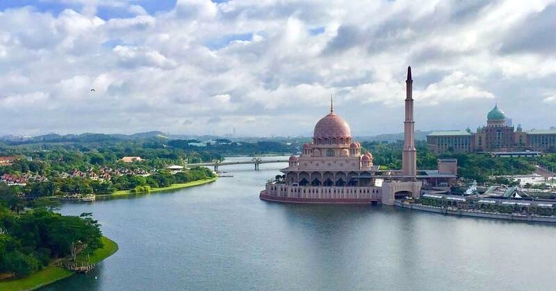 Hồ Putrajaya (650ha) điều hòa cảnh quan thành phố.