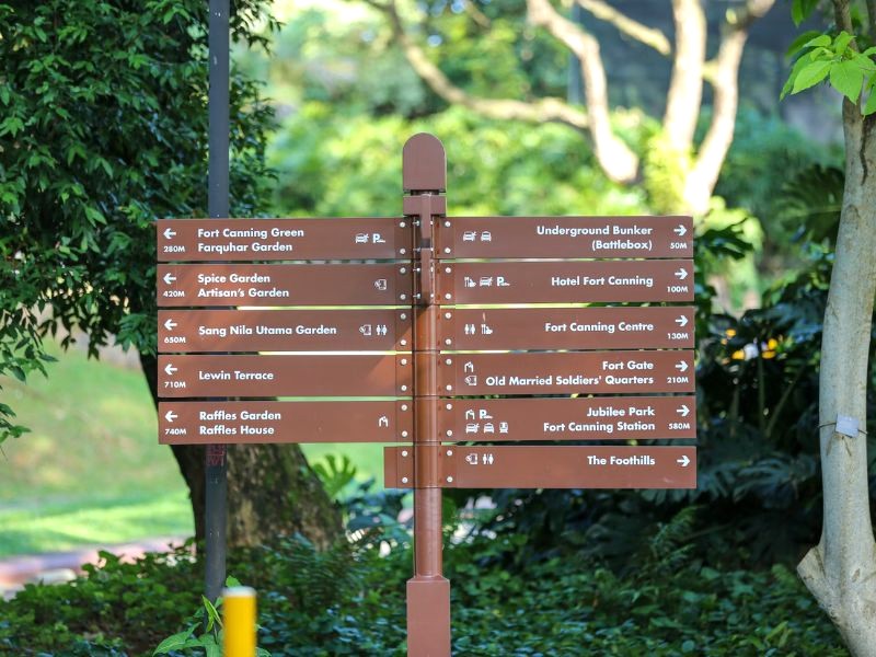 Fort Canning có nhiều biển chỉ dẫn, bạn sẽ không bị lạc. (Ảnh: Paras Kapoor)