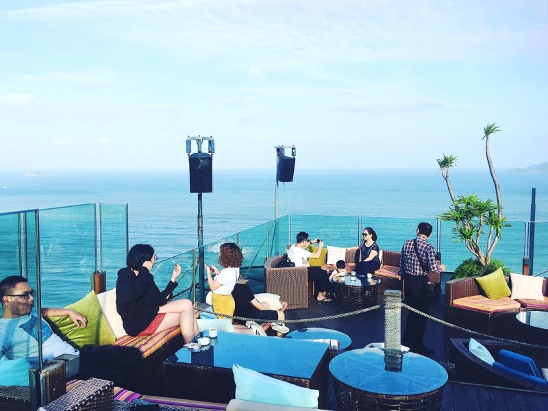 Thư giãn tại Skylight Rooftop Beach Club, nhâm nhi trà bánh và tận hưởng khung cảnh tuyệt đẹp!