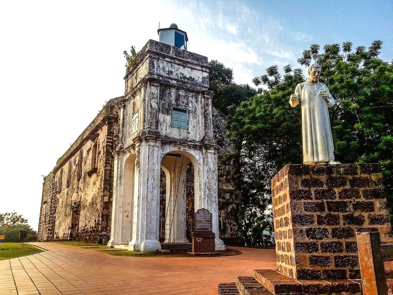 Nhà thờ St Paul cổ kính, nhuốm màu thời gian.