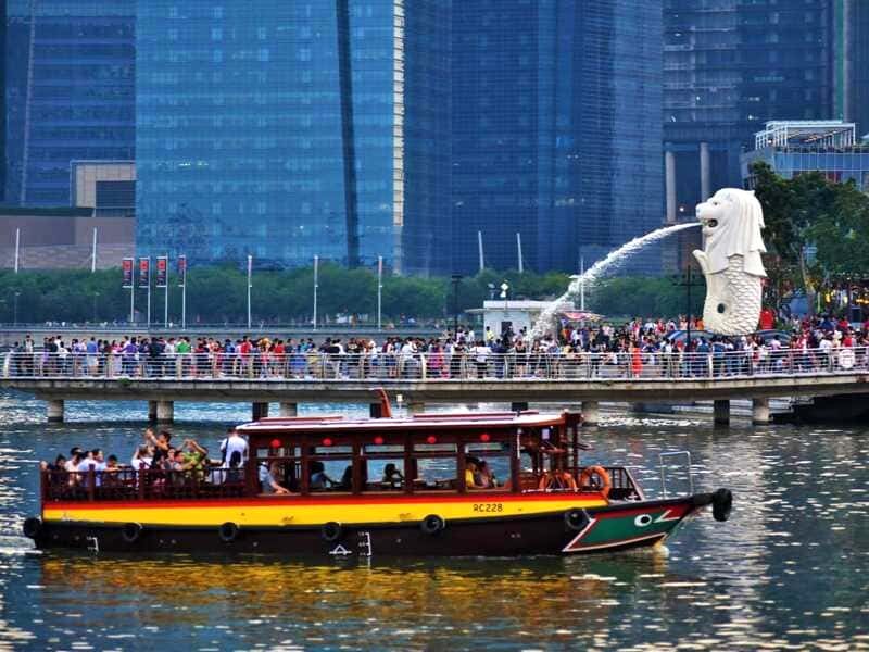 Thưởng ngoạn khung cảnh sông lãng mạn trên bumboat tại Merlion Park.