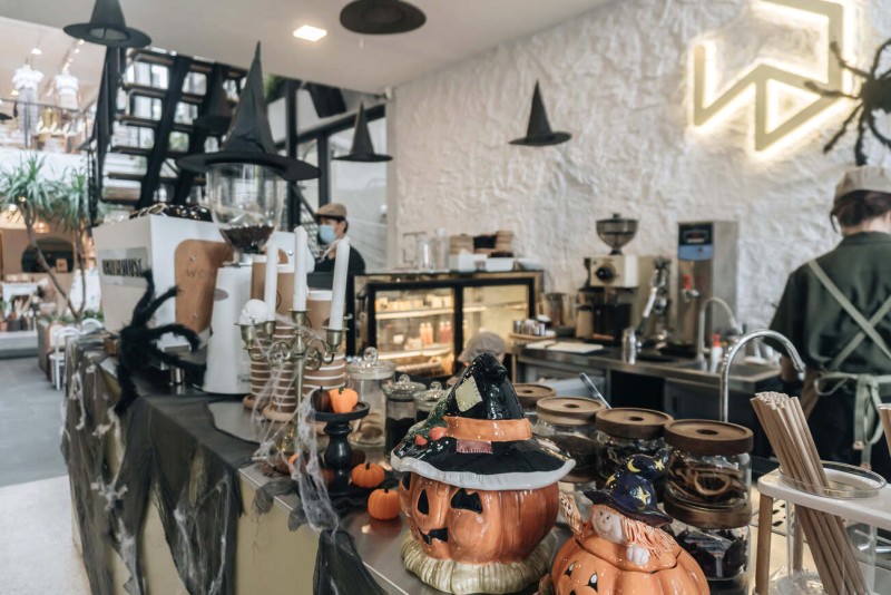 Halloween đã đến Wonderlust Coffee & Bakery! 🎃☕🥐