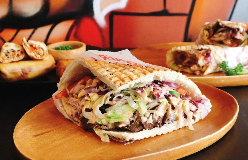 Doner Kebab: Món ăn Thổ Nhĩ Kỳ nổi tiếng.