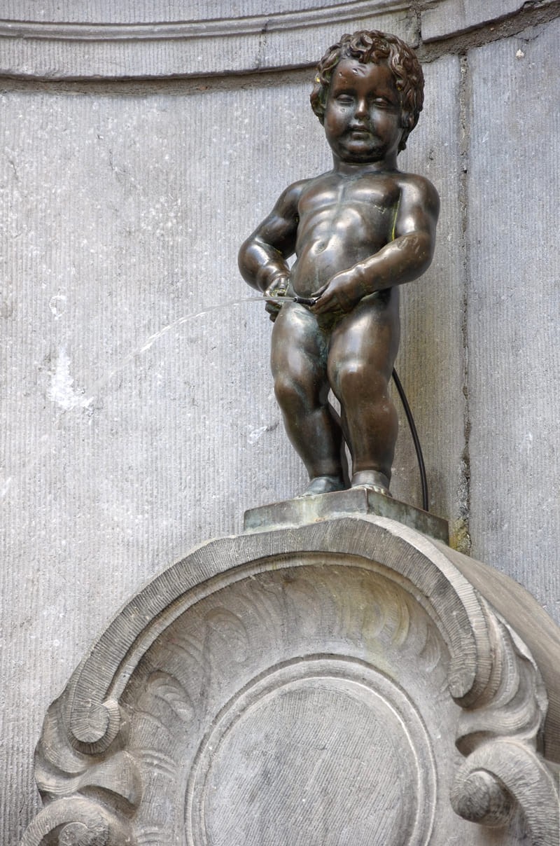 Biểu tượng Manneken Pis nổi tiếng nằm giữa trung tâm Brussels, Bỉ.