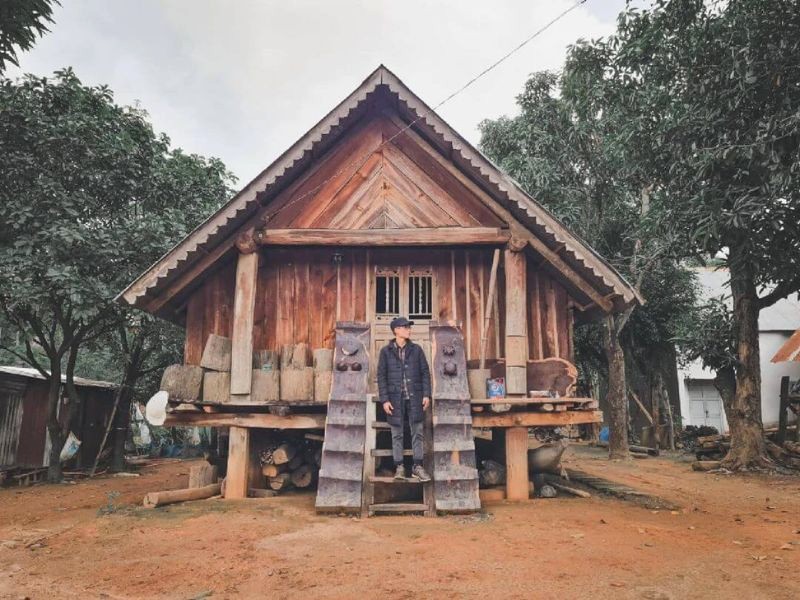 Ngôi làng cổ Buôn Jun với những ngôi nhà sàn cổ kính. Ảnh: @nguyenkhaitrung