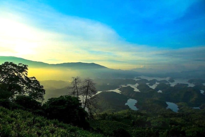 Dân tộc M'Nông sinh sống trên cao nguyên Mơ Nông.