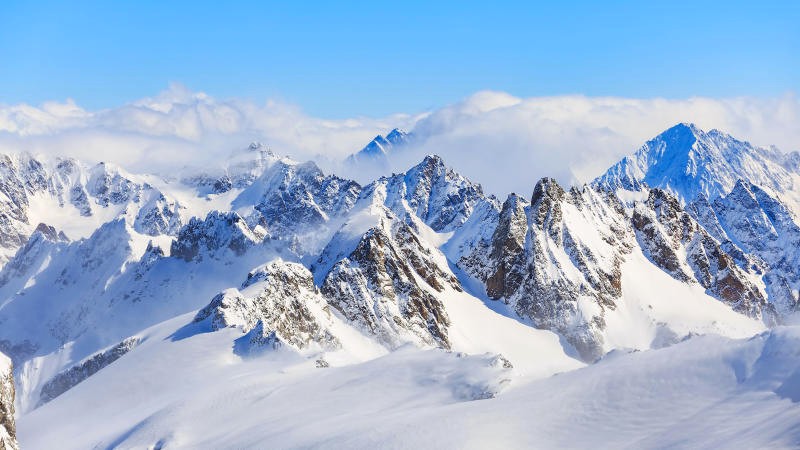 Alps, hay Anpơ, là dãy núi lớn nhất châu Âu.