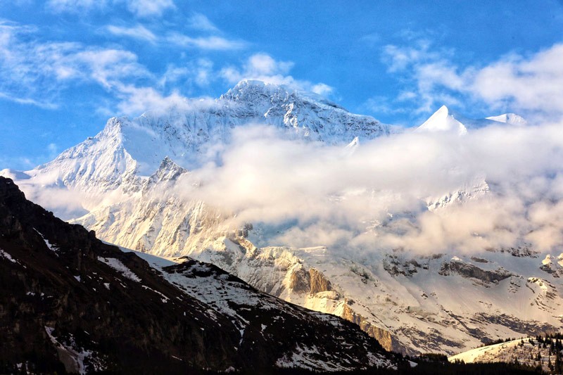 Jungfrau trắng xóa, mây phủ quanh năm.