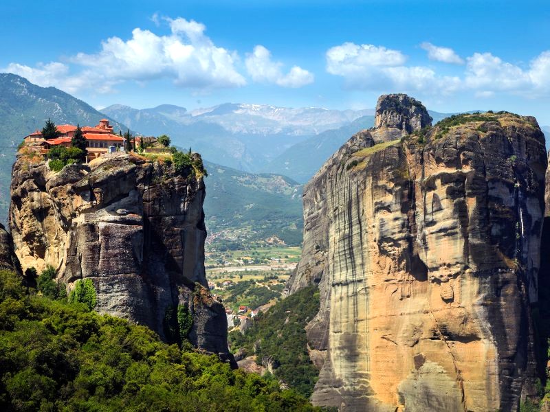 Tu viện Meteora: Núi đá sa thạch cao 300m. (Ảnh: GoodLifeStudio)