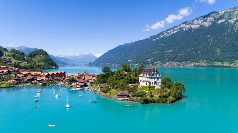 Iseltwald, làng chài thơ mộng bên Hồ Brienz (Thụy Sĩ).