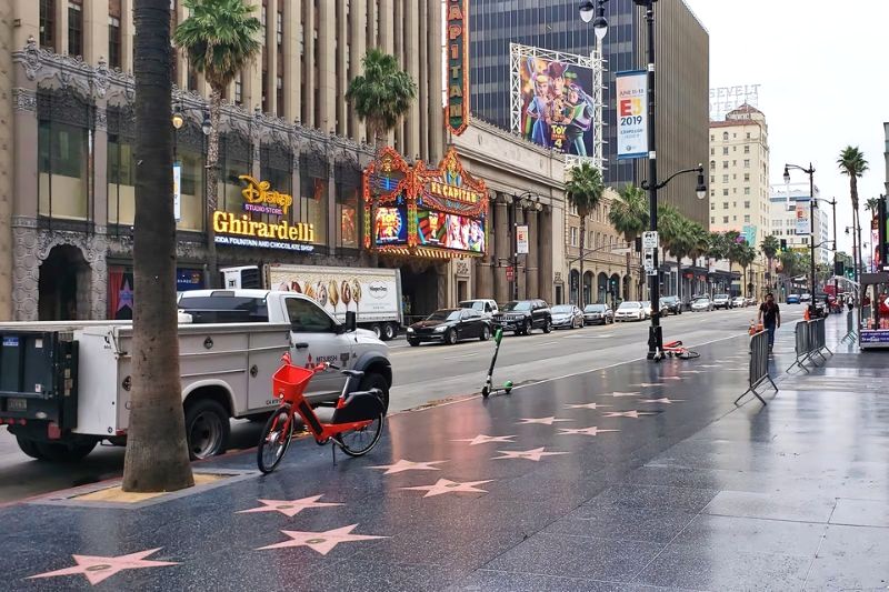 Đại lộ Danh vọng Hollywood trải dài 2,1km trên Hollywood Boulevard và Vine Street tại Los Angeles.