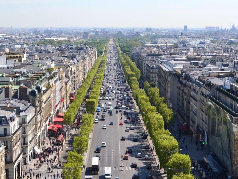 Đại lộ Champs-Élysées dài gần 2km (Ảnh: MarkB1985).