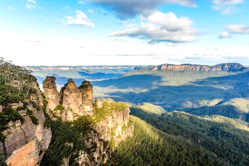 Dãy núi Blue Mountain hùng vĩ trải dài 11.400 km, với đỉnh núi cao sừng sững, vách đá sa thạch hiểm trở và thung lũng xanh tươi. (Ảnh: Richard Sharrocks/Getty)