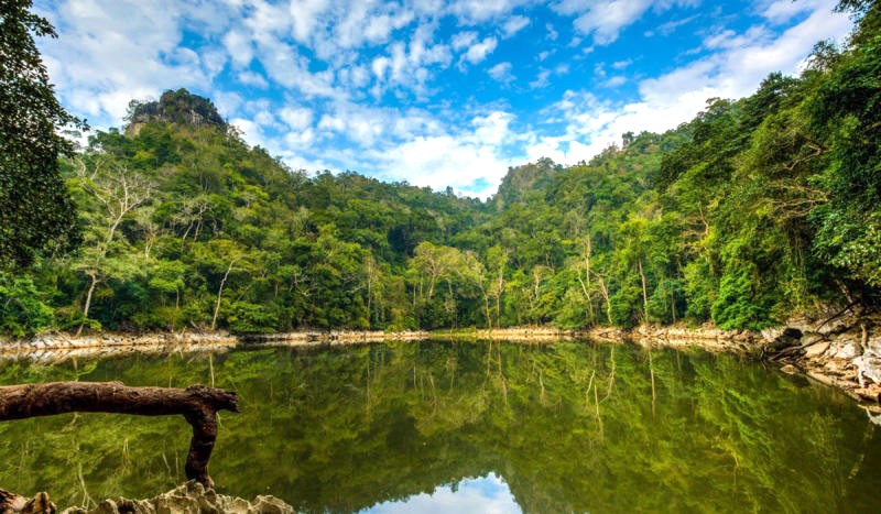 Ao Tiên, nằm trong Hồ Ba Bể, là một trong những hồ nước ngọt tự nhiên lớn nhất Việt Nam.