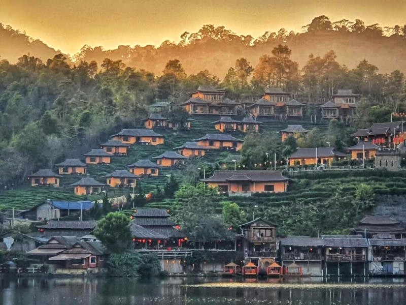 Làng Ban Rak Thai, hay còn gọi là Mae Aw, nằm ẩn mình trên cao nguyên Mae Hong Son.