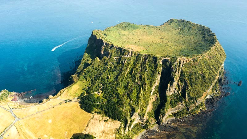 Seongsan Ilchulbong, núi lửa ở phía đông đảo Jeju.