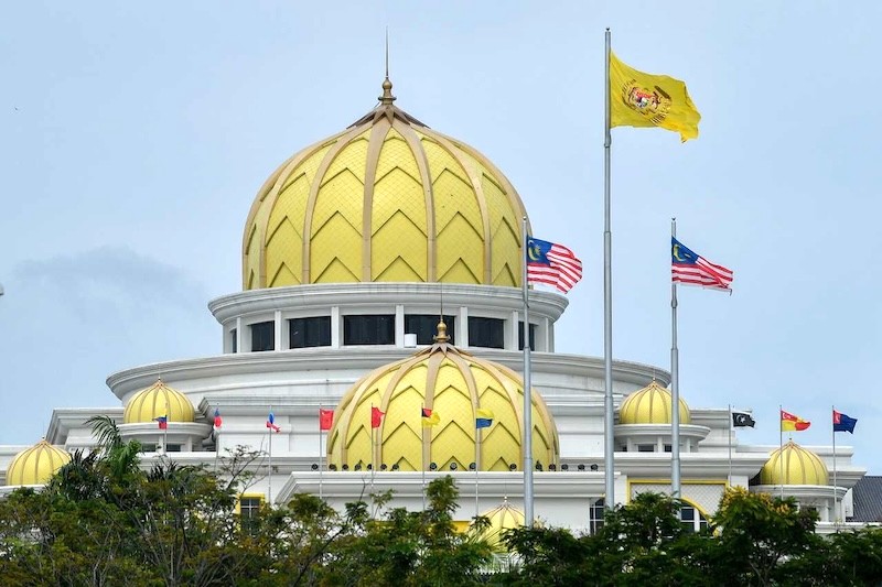 Istana Negara nổi bật với mái vòm vàng khổng lồ.