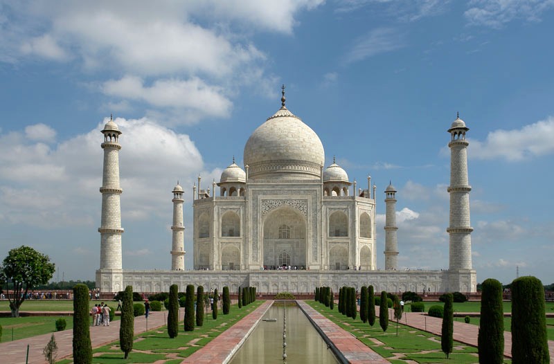 Taj Mahal, biểu tượng Agra, thu hút du khách toàn cầu.