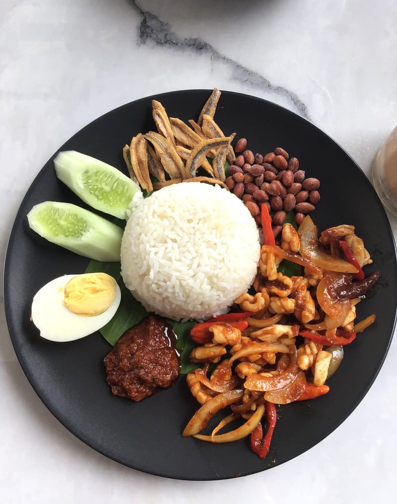 Nasi Lemak: Món ngon truyền thống của Mã Lai.