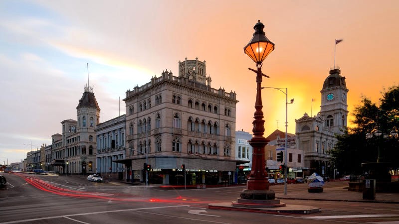 Ballarat, thành phố lớn thứ 3 Victoria, cách Melbourne 120km về phía Tây Bắc.