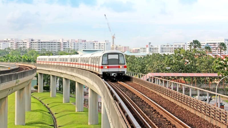 MRT (Mass Rapid Transport) là hệ thống tàu điện ngầm phổ biến tại Singapore và nhiều quốc gia khác.