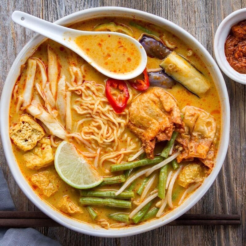 Laksa, món mì cay phổ biến ở Đông Nam Á, đặc biệt là Singapore.