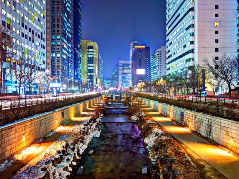 Suối Cheonggyecheon: Biểu tượng Seoul (Ảnh: SeanPavonePhoto).