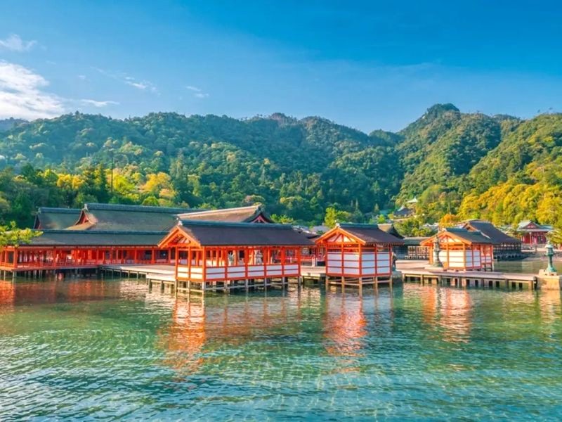 Yên bình, thư giãn tại đền Itsukushima.