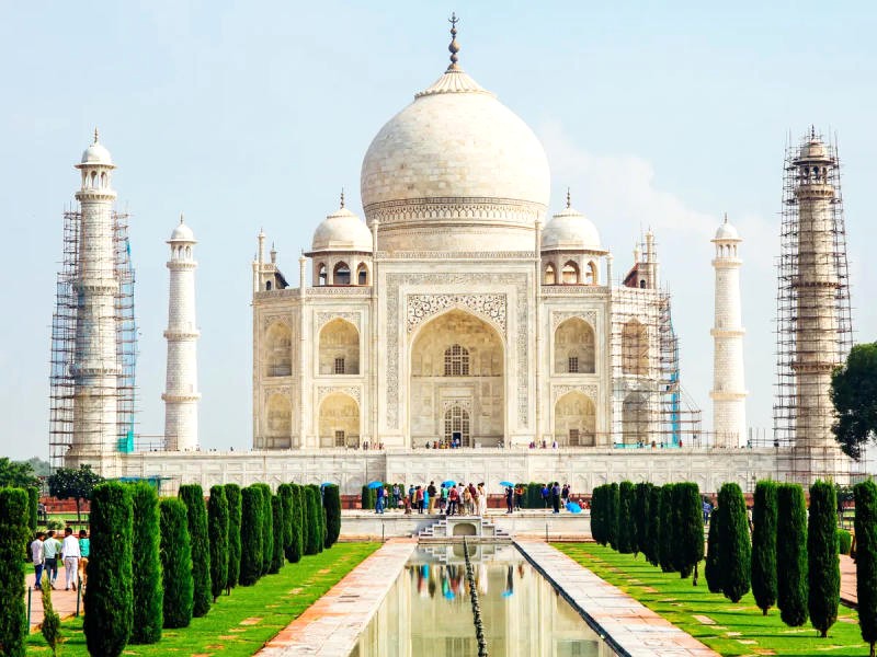 Taj Mahal: Biểu tượng Ấn Độ, thu hút du khách toàn cầu.