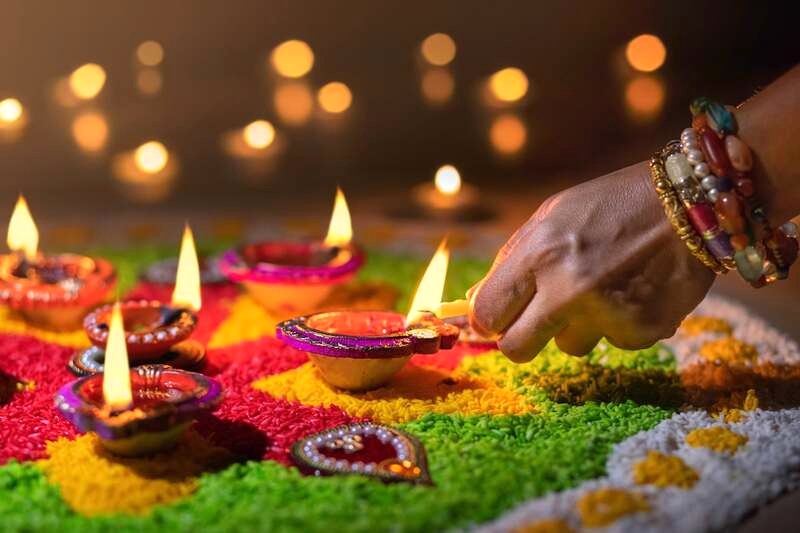 Diwali được chào đón với diyas sáng rực rỡ và những mẫu rangoli đầy màu sắc.