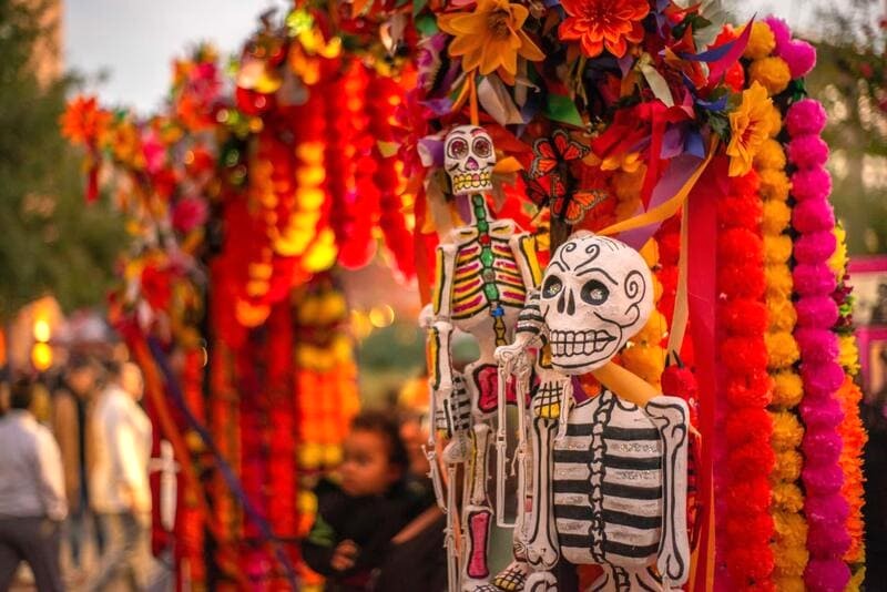 Día de Muertos, hay Lễ hội Người chết, là truyền thống của người Mexico và Andean.