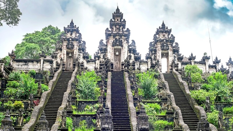 Nằm ở phía Đông Bali, Lempuyang là một trong sáu ngôi đền linh thiêng Pura, giữ vai trò quan trọng trong đời sống tâm linh của hòn đảo.