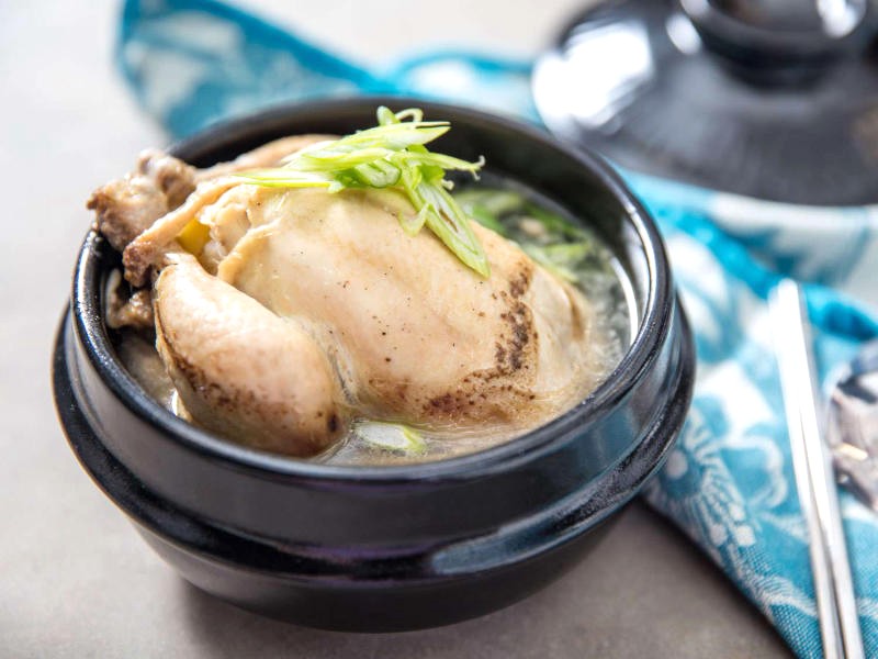 Samgyetang: Súp gà bổ dưỡng, thơm ngon, đậm đà.