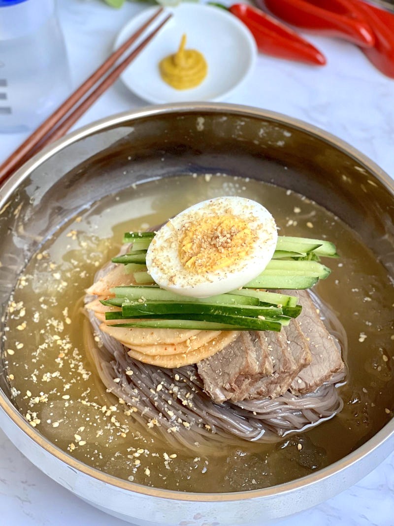 Naengmyeon, món ăn mát lạnh hấp dẫn mùa hè Hàn Quốc.