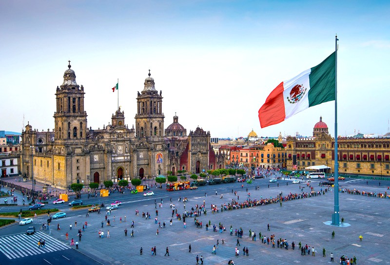 Lá cờ Mexico bay phấp phới trên Nhà thờ lớn Mexico City. (Ảnh: John Coletti)