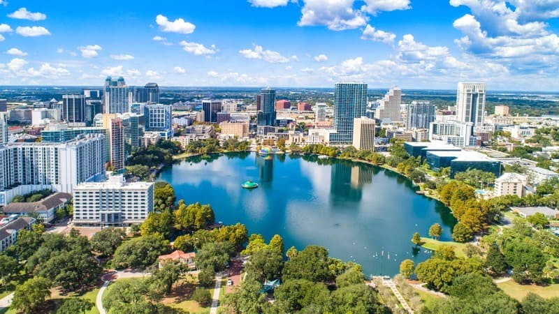 Orlando, thành phố lớn ở trung tâm Quận Cam, Florida.