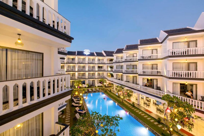 Khách sạn Gem Riverside, hồ bơi cực lớn!