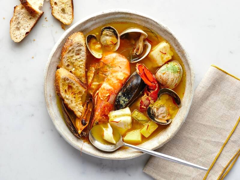 Bouillabaisse hôm nay: Cá tươi đánh bắt, đầu bếp trổ tài! (Ảnh: Isa Zapata)