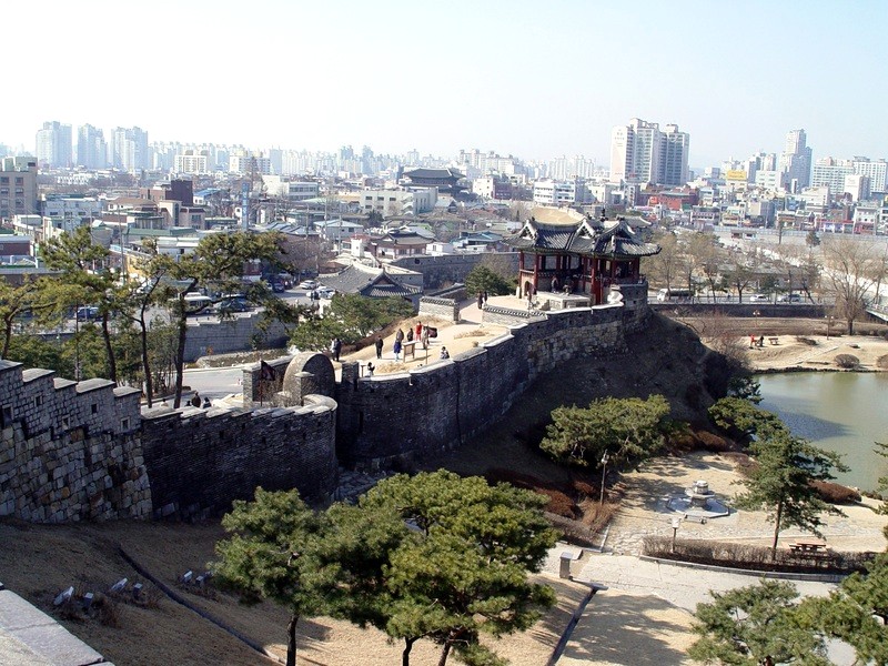 Suwon, thành phố lớn nhất tỉnh Kyunggi-do, nổi tiếng với di sản thế giới.