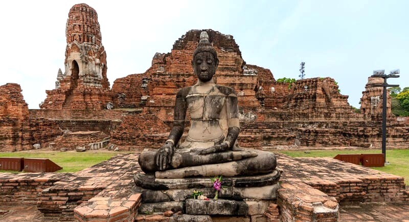 Wat Mahathat, ngôi chùa cổ kính, nằm trong cố cung Ayutthaya của Thái Lan.