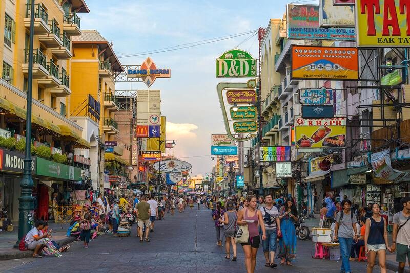 Khao San, con phố ngắn nhưng nhộn nhịp ở Thái Lan, nổi tiếng với nhà nghỉ, quán bar và nhà hàng giá rẻ thu hút khách du lịch.