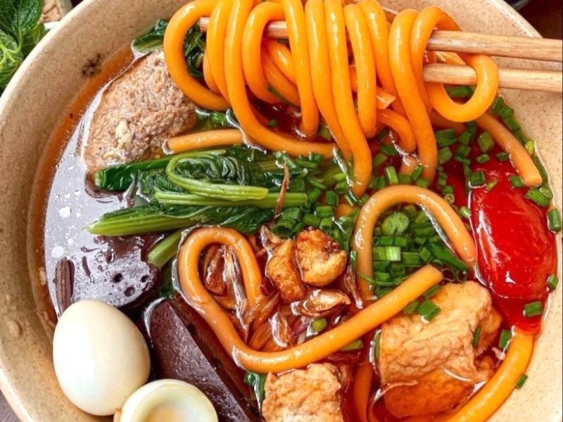 Bún đỏ miền Bắc: to, dai, giòn hơn bánh canh miền Nam.